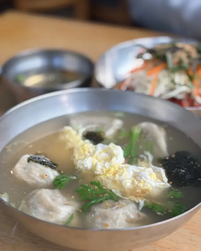 뜨끈한 만두국