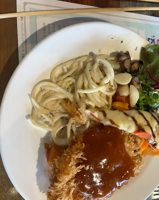 돈까스와 스파게티가 담긴 접시