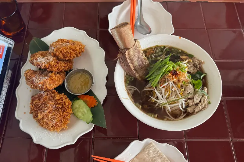 텃만꿍과 왕갈비쌀국수