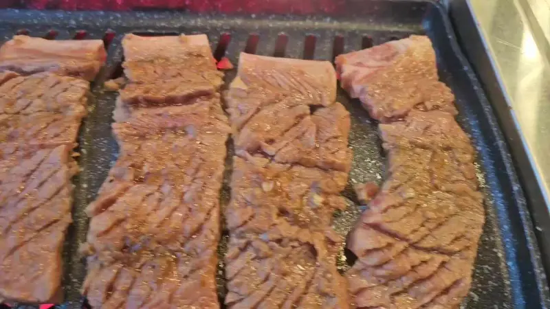 불판 위에서 노릇노릇 익어가는 갈비