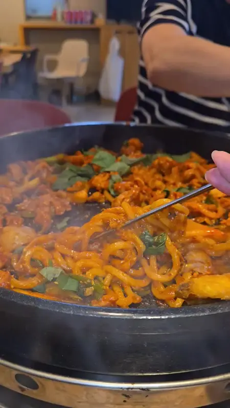 우동사리를 추가한 닭갈비