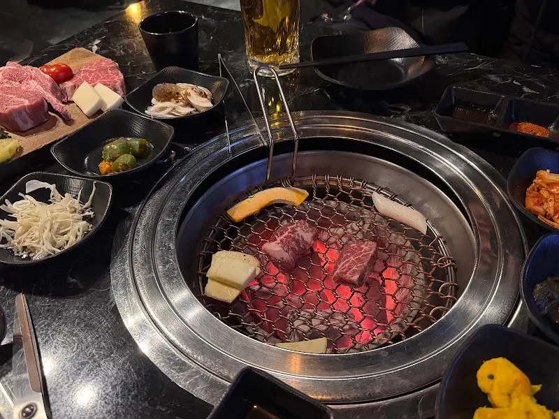 숯불 위에서 구워지는 고기