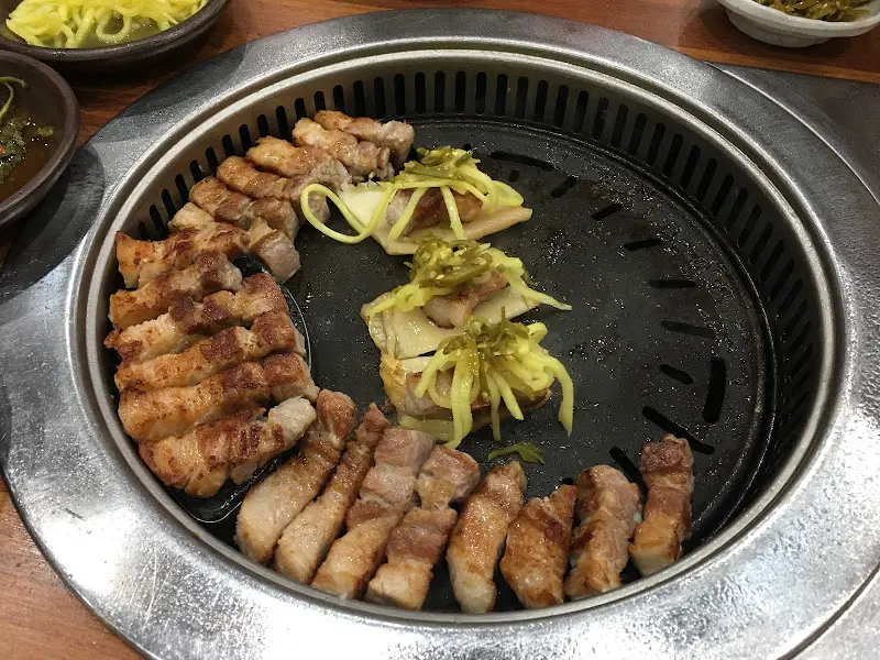 노릇노릇 익어가는 삼겹살