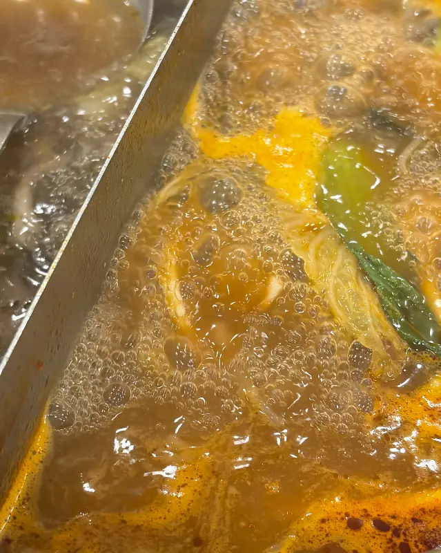 매운 육수가 끓고 있는 모습