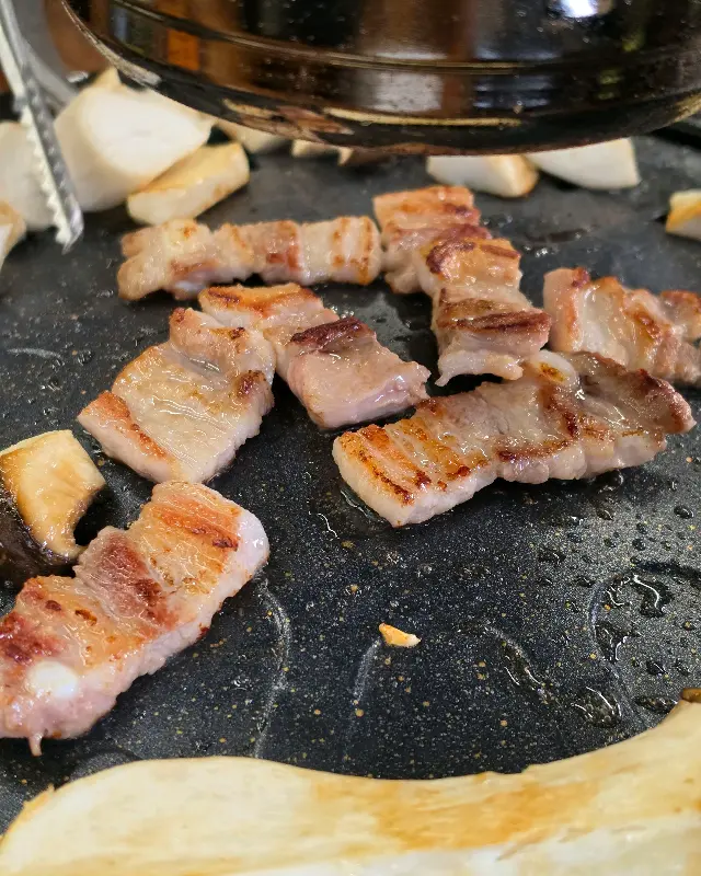 숯불 위에서 맛있게 구워지는 삼겹살