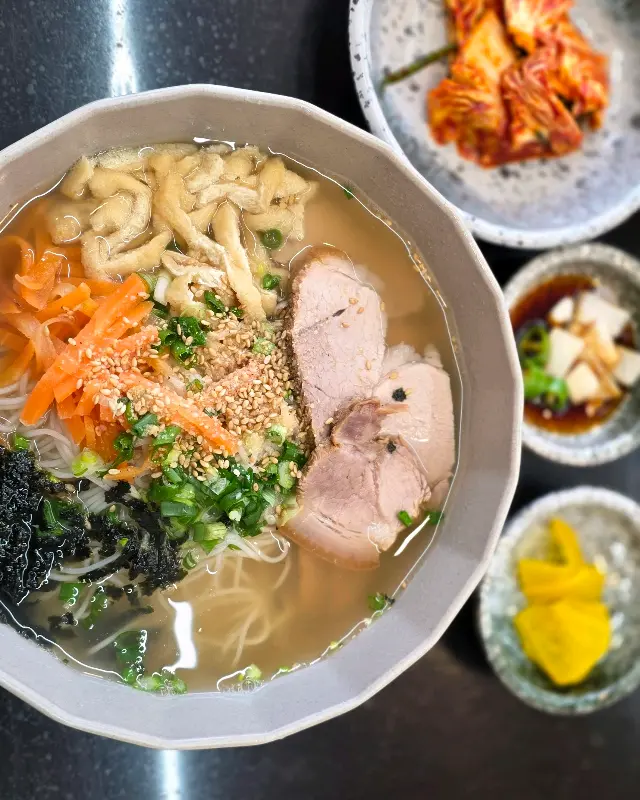 멸치고기국수와 반찬