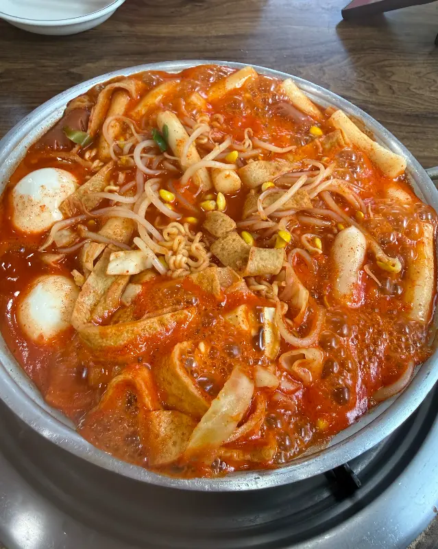 떡, 어묵, 쫄면, 야채 등이 푸짐하게 들어간 떡볶이
