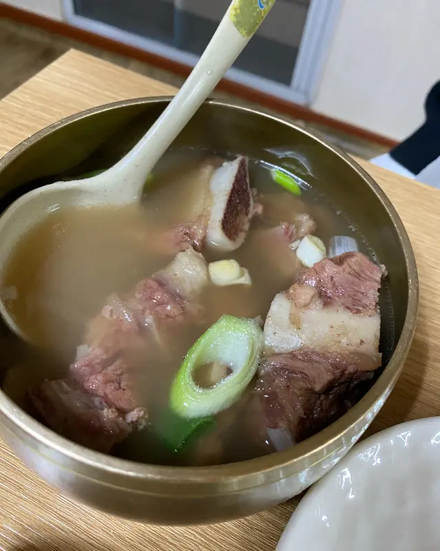 갈비탕 속 큼지막한 갈비