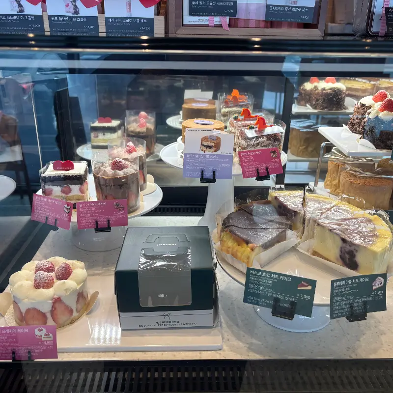 쇼케이스에 진열된 케이크들