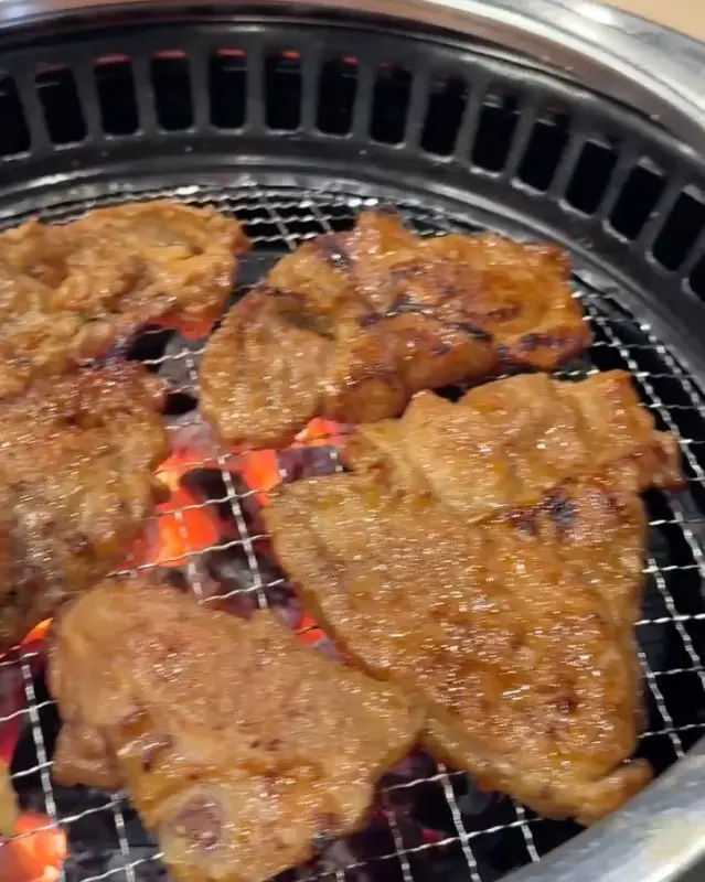 숯불 위에서 구워지는 양념갈비의 모습
