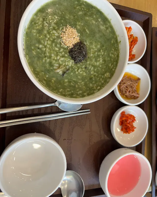 정갈한 밑반찬과 녹두죽