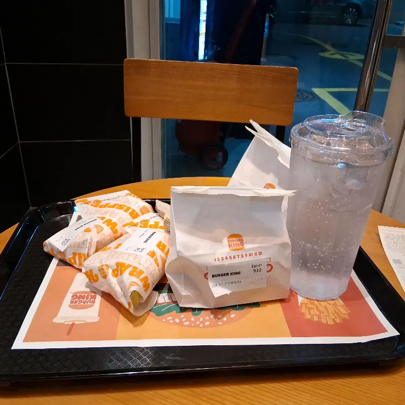 햄버거와 음료가 놓인 쟁반