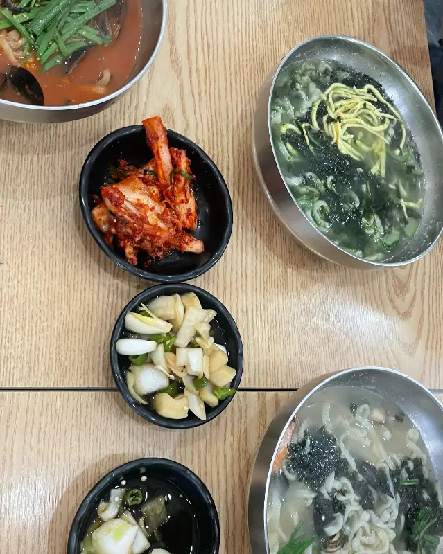 다양한 종류의 칼국수와 밑반찬
