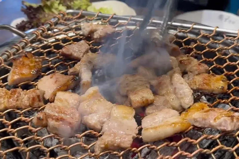 숯불 위에서 익어가는 삼겹살
