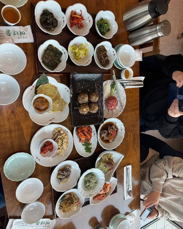 한상 가득 차려진 음식