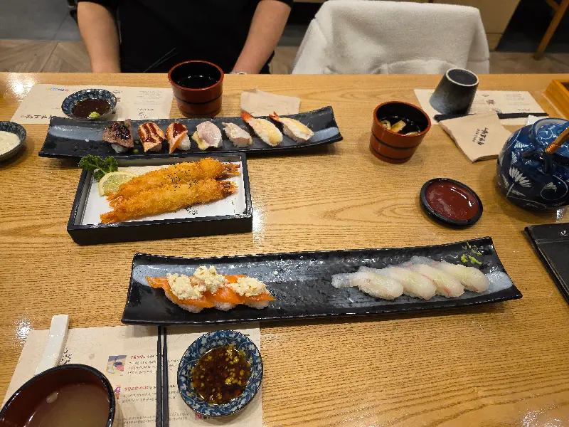 푸짐한 초밥과 튀김 세트