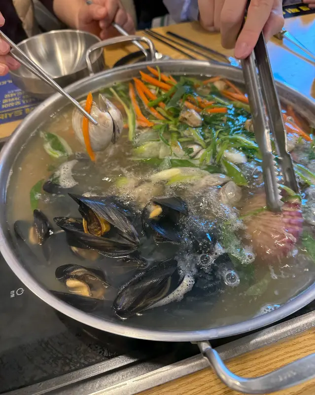 해물과 칼국수의 환상적인 조화