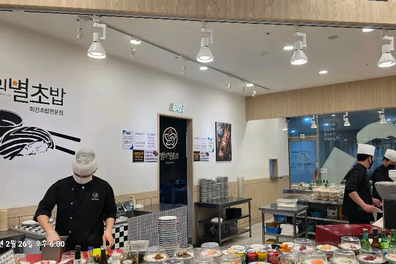 깔끔하고 넓은 매장 내부