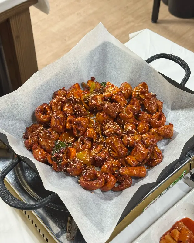 불판 위에서 지글지글 익어가는 곱창