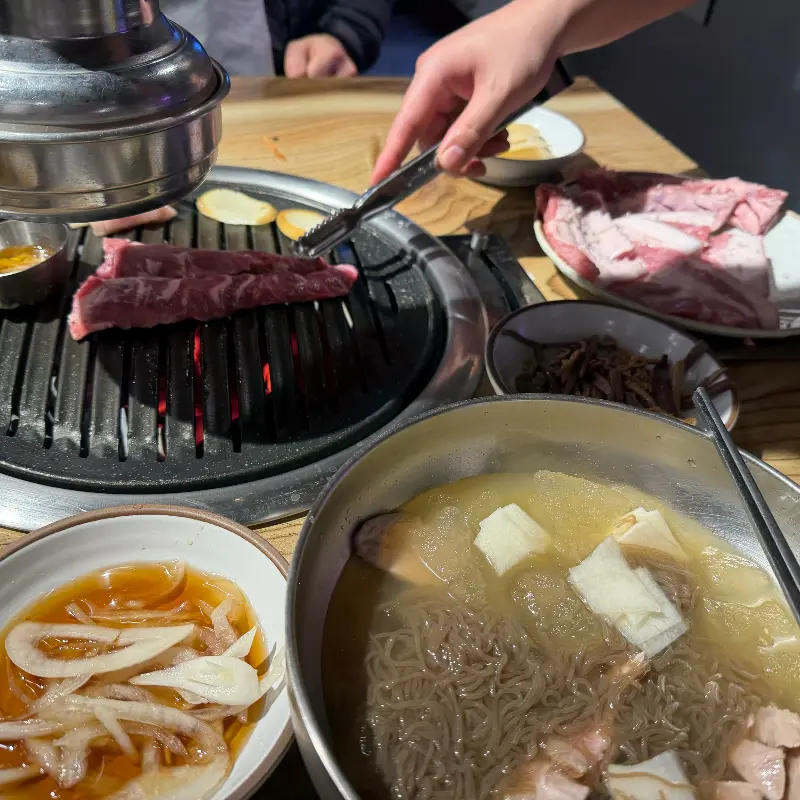 불판 위에서 구워지는 고기