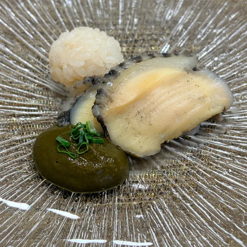 신선한 전복과 게우 소스의 만남