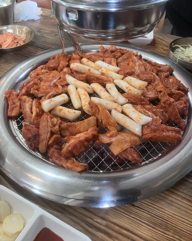 숯불닭갈비와 떡사리의 환상적인 조화