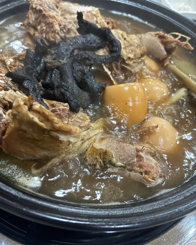 능이버섯과 토종닭의 조화가 일품인 능이백숙