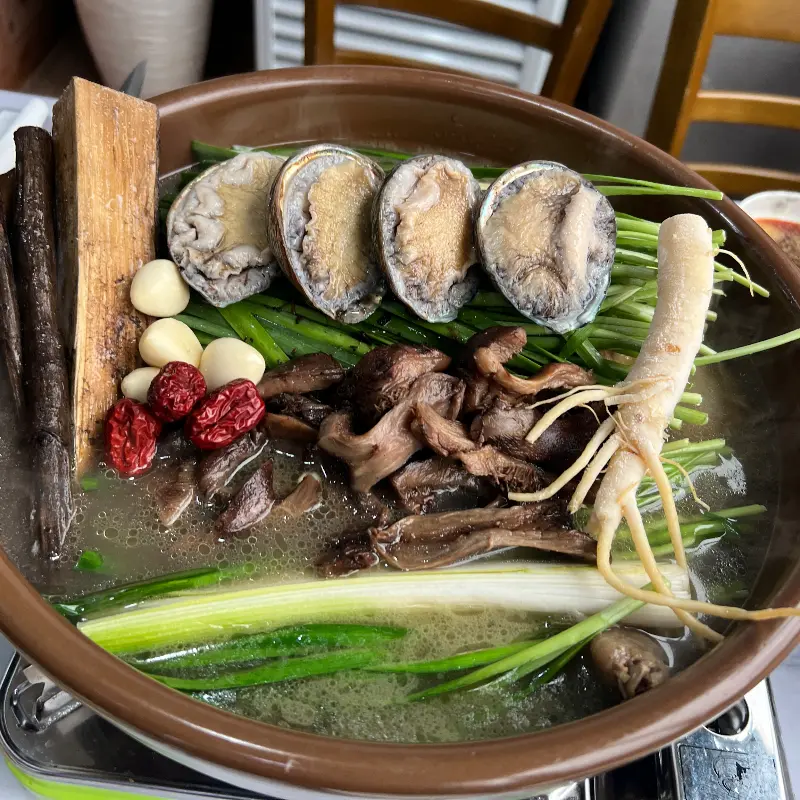 능이, 전복, 인삼 등 몸에 좋은 재료가 듬뿍 들어간 능이전복오리백숙