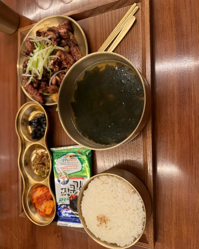 튀김 삼겹살 정식의 푸짐한 한 상 차림