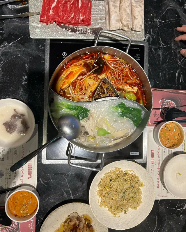 훠궈 재료가 가득 담긴 테이블