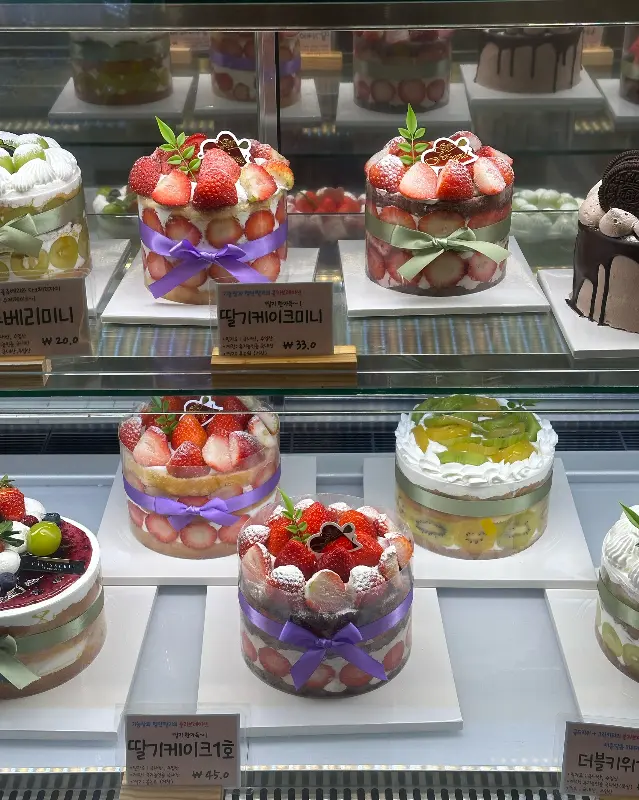 쇼케이스 안에 진열된 딸기 케이크