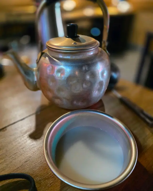 샘골주막의 막걸리 주전자와 잔