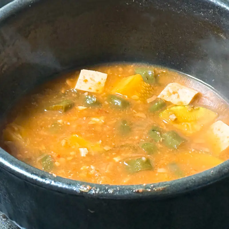 뚝배기에 담겨져 나오는 된장찌개