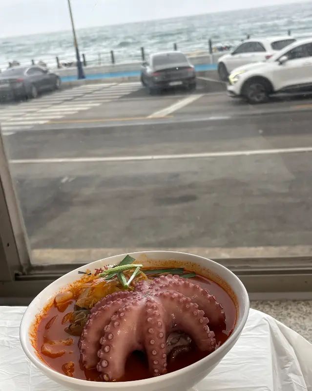 바다를 바라보며 즐기는 식사