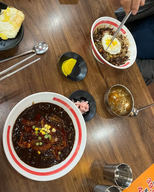 윤기 자르르 흐르는 짜장 소스