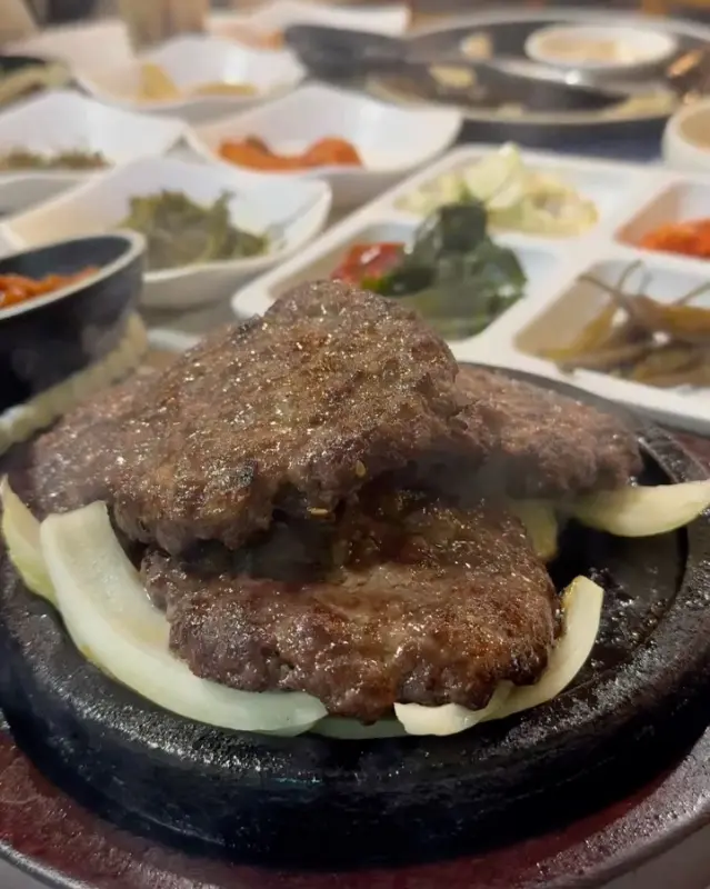 윤기가 자르르 흐르는 석갈비