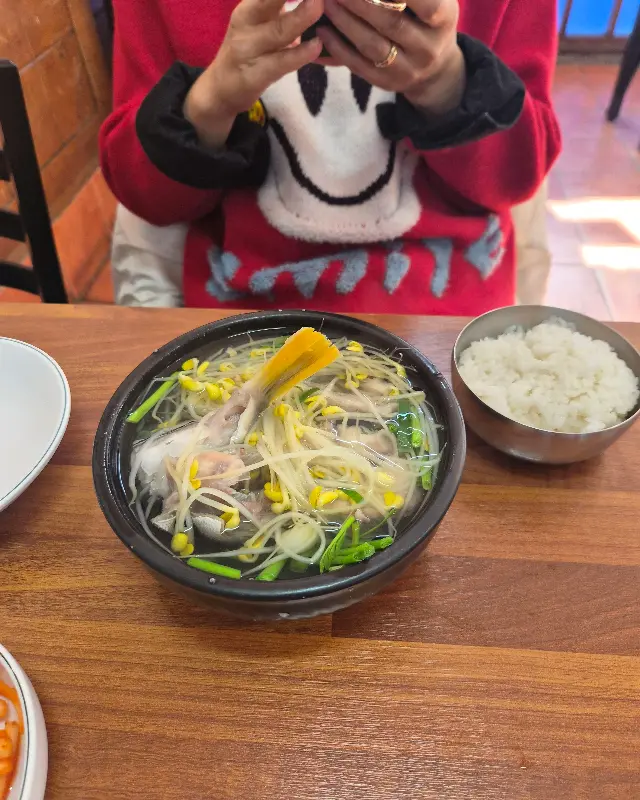 깔끔한 밑반찬과 아구탕