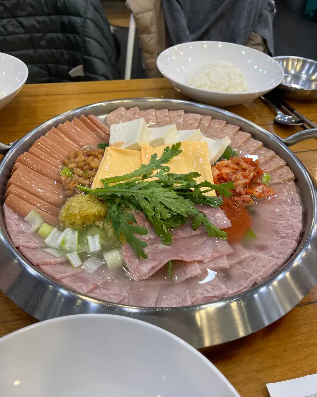 푸짐한 햄과 소시지