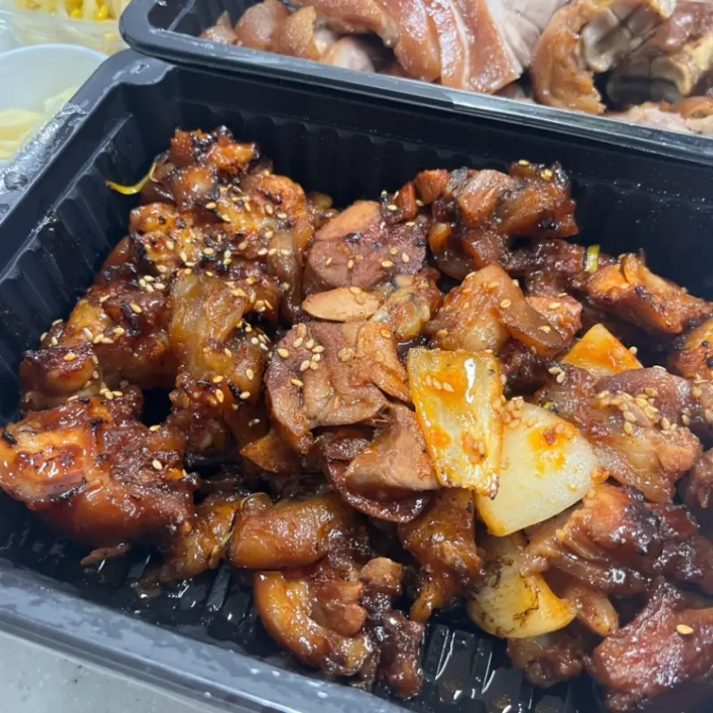 매콤한 양념이 매력적인 불족발