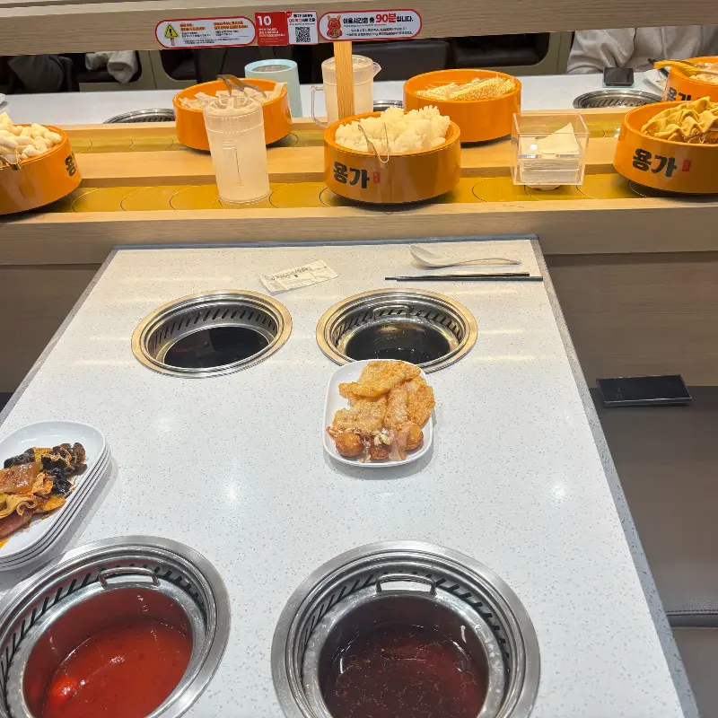 개인 훠궈 냄비에 취향대로 재료를 넣어 끓이는 모습