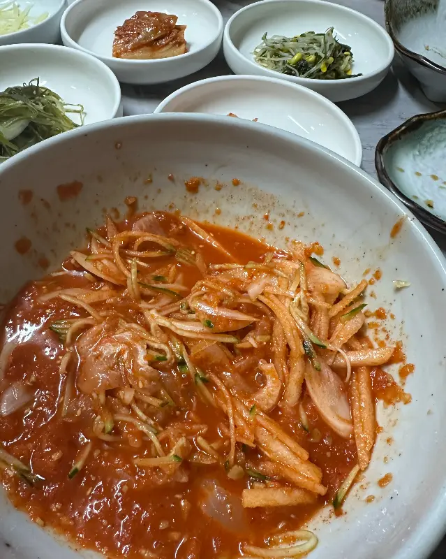 다채로운 색감의 밑반찬