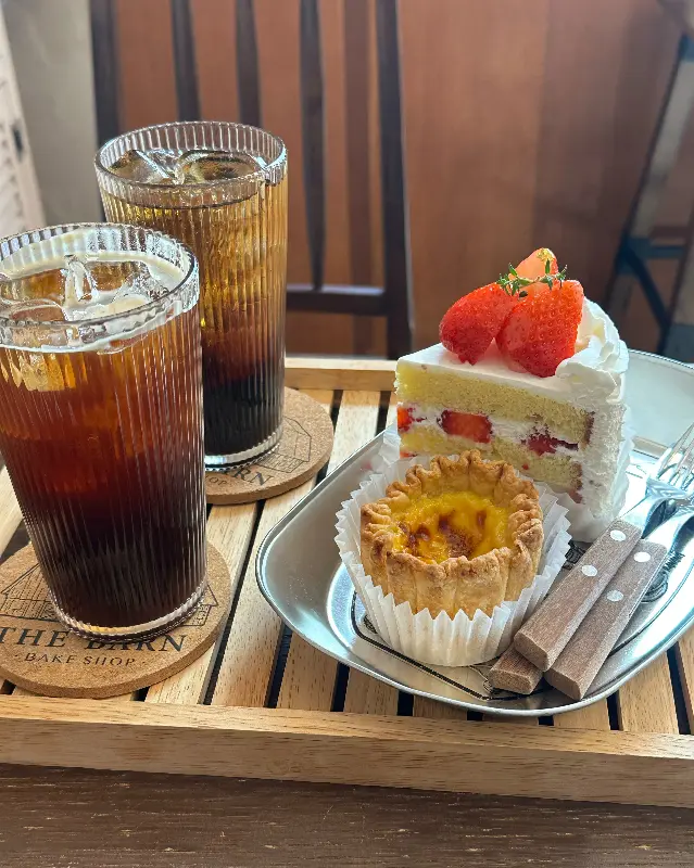 딸기 케이크와 더반 라떼