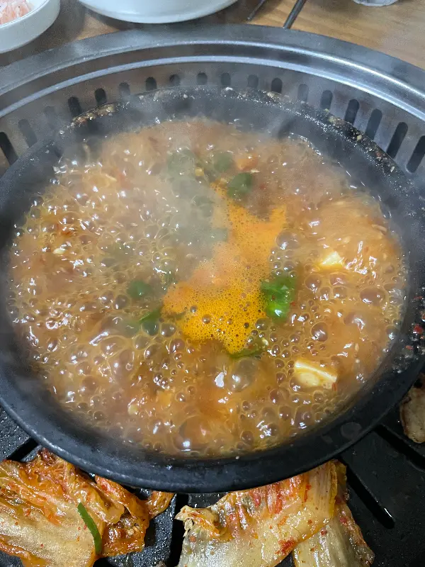 보글보글 끓고 있는 된장찌개의 클로즈업 샷