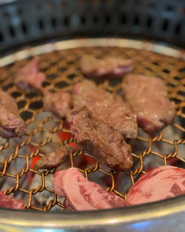 매콤한 양념이 인상적인 매운 돼지갈비