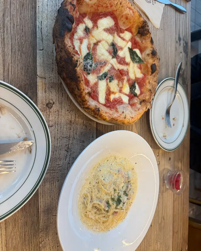 화덕에서 갓 구워져 나온 마르게리따 피자