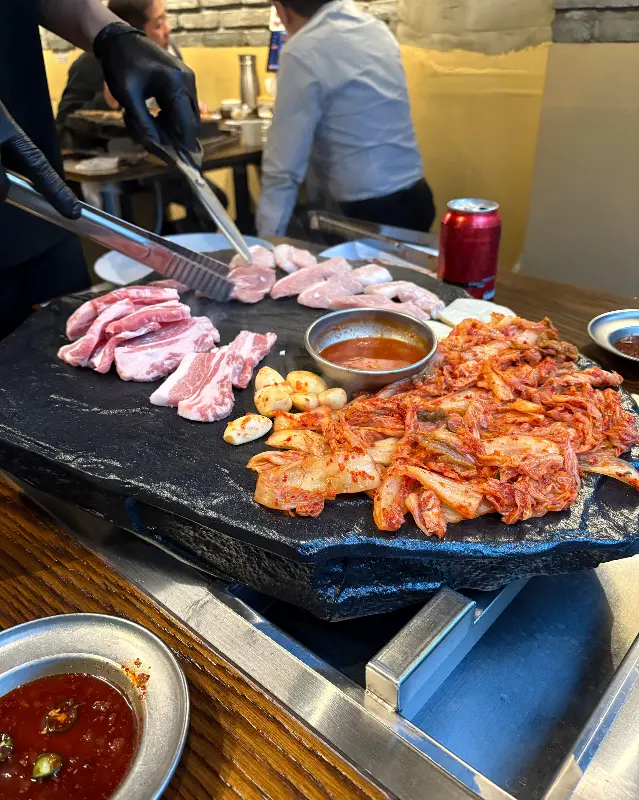 전문가의 손길로 구워지는 고기