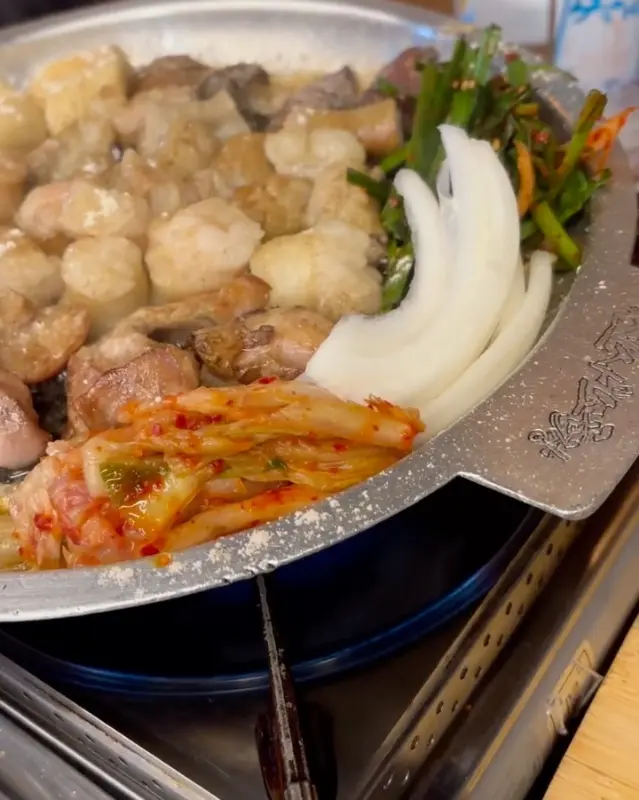 곱창, 김치, 양파가 함께 구워진 사진