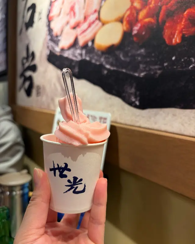 구워진 고기를 젓가락으로 집어 올리는 모습