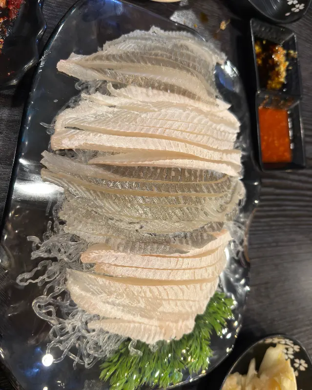 길게 썰어낸 도다리회의 아름다운 자태