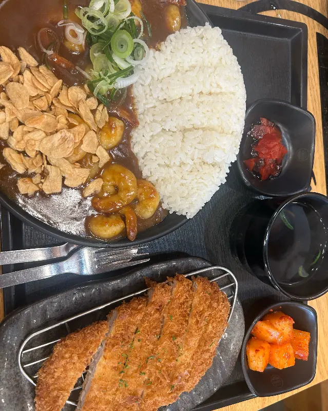 카레와 밥, 돈까스가 함께 담겨 나오는 정갈한 한 상 차림